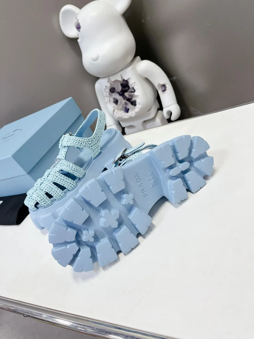 👟👟Ex-factory price 640👟👟 Straw 2023 exclusive version super hot🎊🎊🎊hot prada Prada cage shoes sawtooth Roman braided thick-soled rubber sandals retro fashionable and avant-garde gear teeth 55mm Thick-soled soles, the upper perfectly restores the original craftsmanship, and is made of purely hand-woven uppers. The cost is extremely high, making the whole pair of shoes light and comfortable, full of holiday feel, and bright colors 💐💐💐💐 to satisfy a variety of choices for fashionable people with different styles! The iconic metal triangle logo is paired with the shape of ancient beach sandals. Every design element is fashionable! Code number 35-40